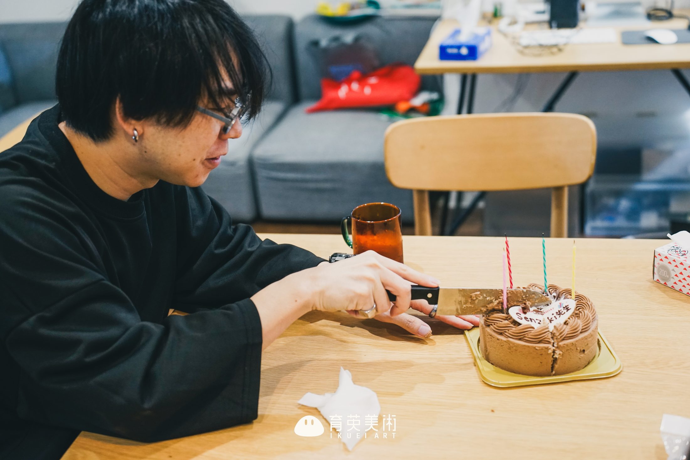 Senzaki老师在育英美术教室切生日蛋糕