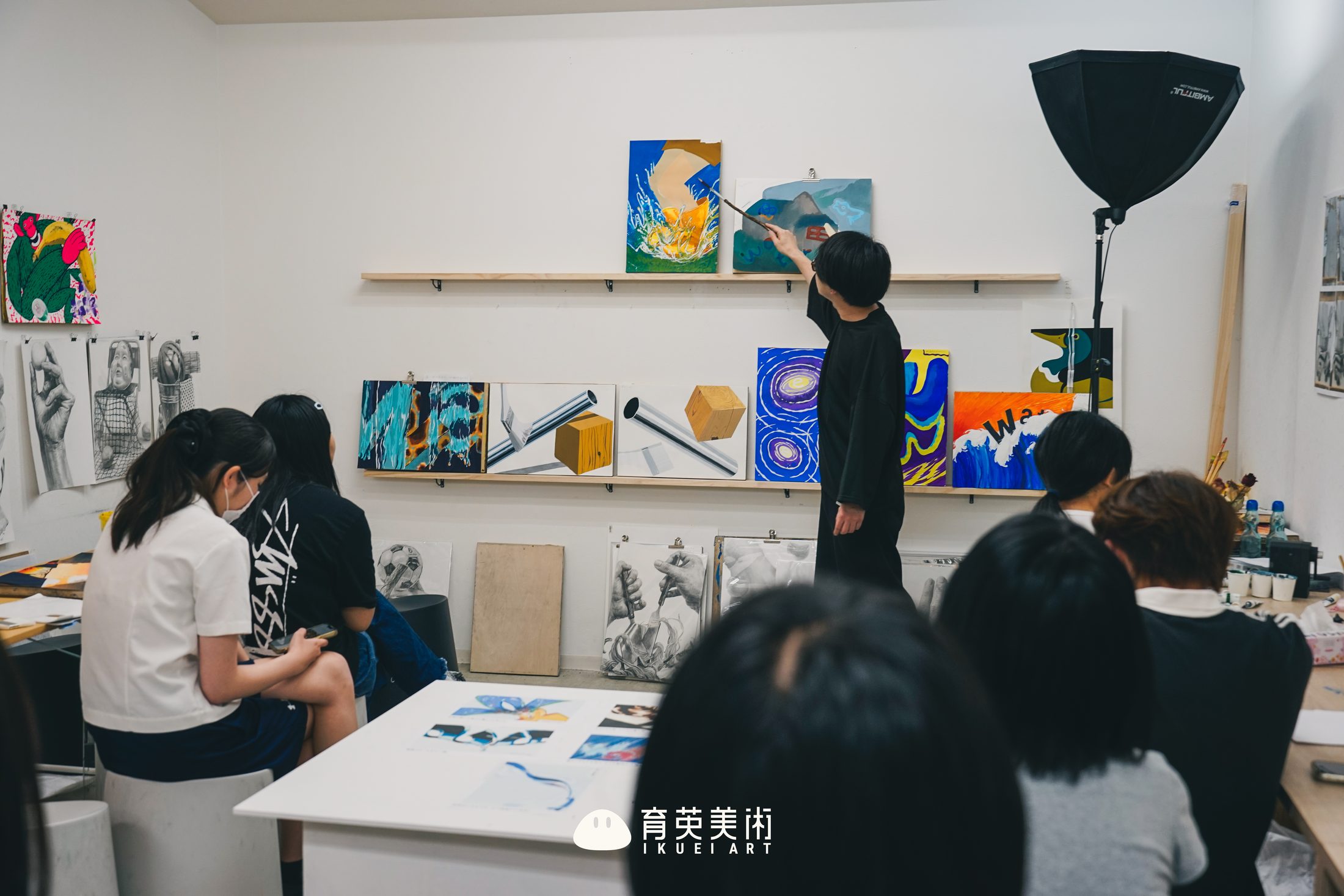 Senzaki老师进行色彩构成讲评