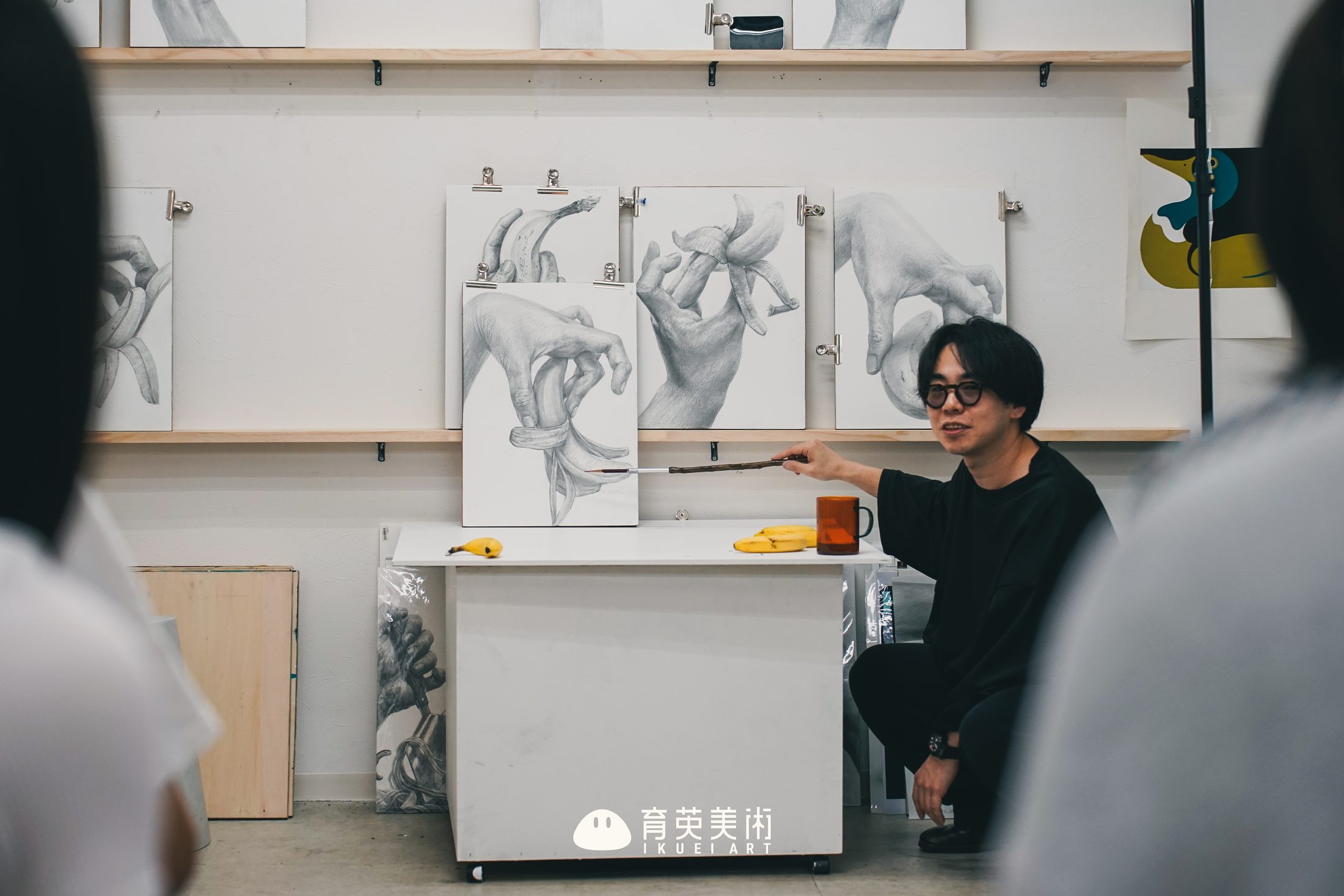 Senzaki老师进行手部素描讲评